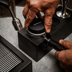 La Pavoni Leveler – Professionel kaffedistributør (sort)